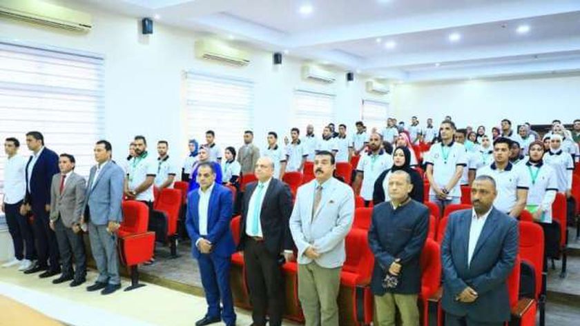 المشاركون في القمة يؤدون السلام الجمهوري