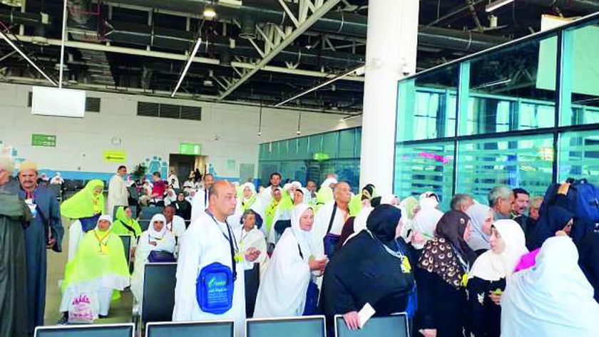 معتمرين مصريين خلال سفرهم لأداء  العمرة - أرشيفية