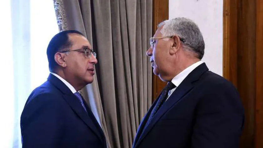 رئيس الوزراء خلال حوار جانبي مع وزير الزراعة في اجتماع مجلس الوزراء السابق