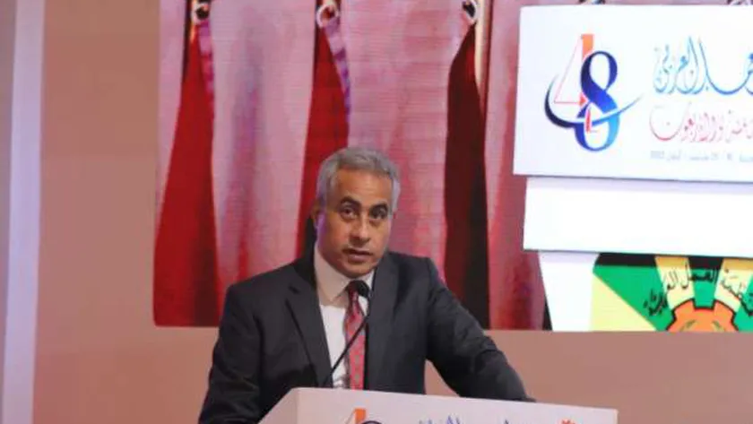 حسن شحاته وزير القوى العاملة أثناء إلقاء كلمة الحكومة المصرية