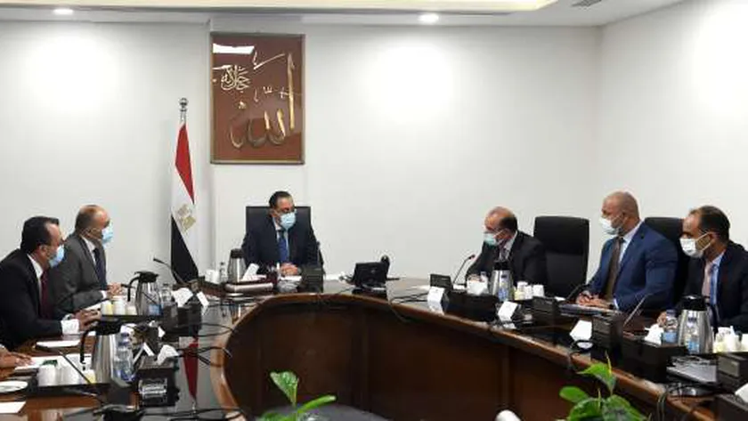 رئيس الوزراء مع رئيسي الرقابة المالية والبورصة