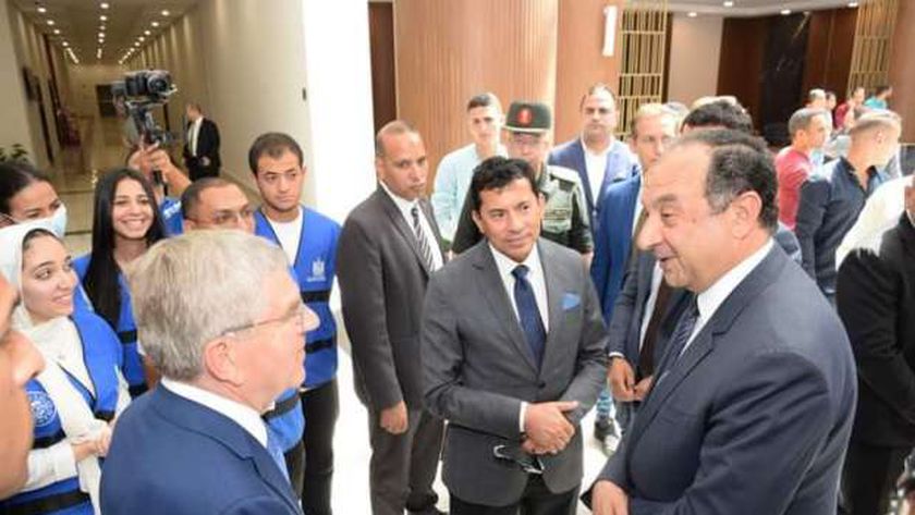 القوات المسلحة تنظم زيارة لرئيس اللجنة الأولمبية الدولية لـ«مدينة مصر»