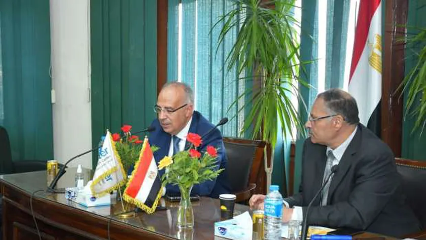 وزير الري خلال اجتماعه بمركز بحوث المياه