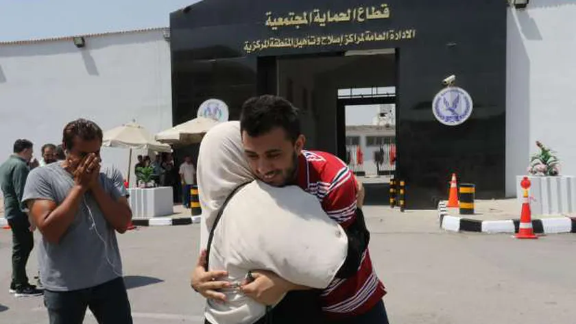 أحد المفرج عنهم مع أسرته بعد الإفراج مباشرة