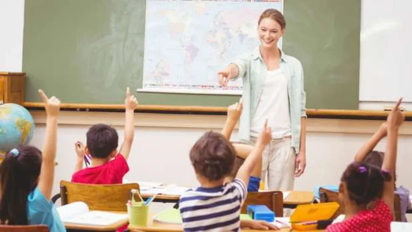 معلمة داخل مدرسة- صورة تعبيرية