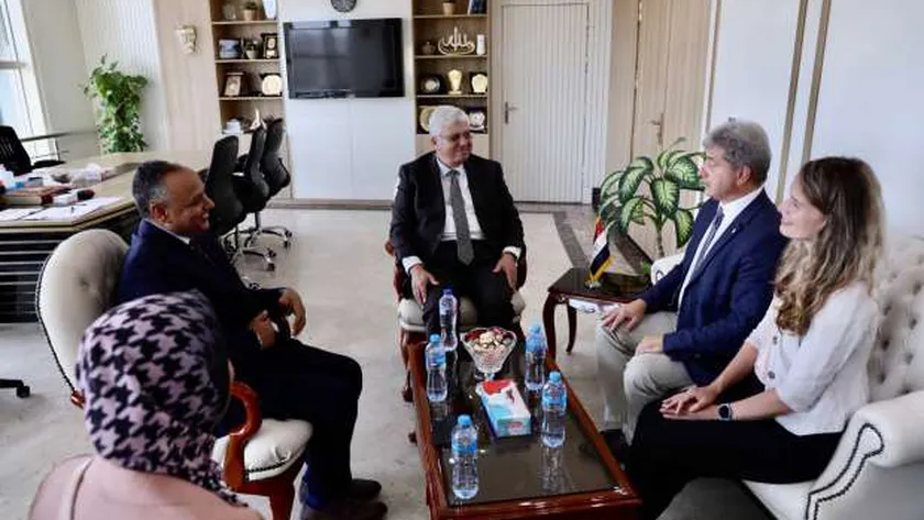 اجتماع وزير التعليم العالي مع منسق معهد العلوم النووية