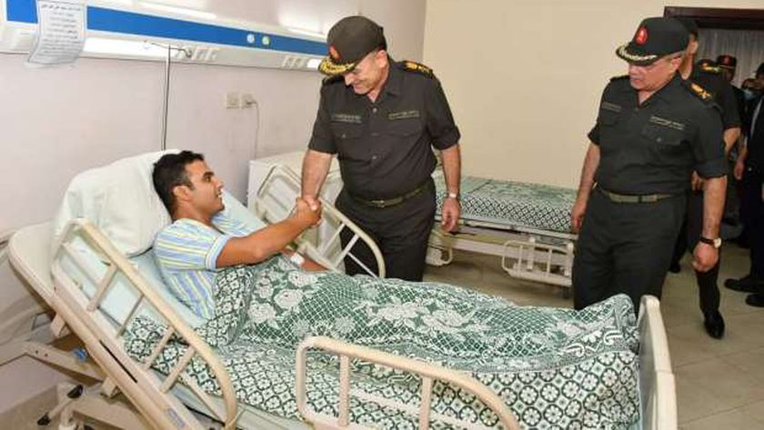 عاجل.. رئيس أركان حرب القوات المسلحة يزور مصابي العمليات الحربية