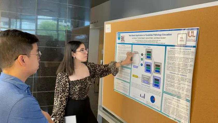 الطالبة لارا تشرح طبيعة عمل التطبيق