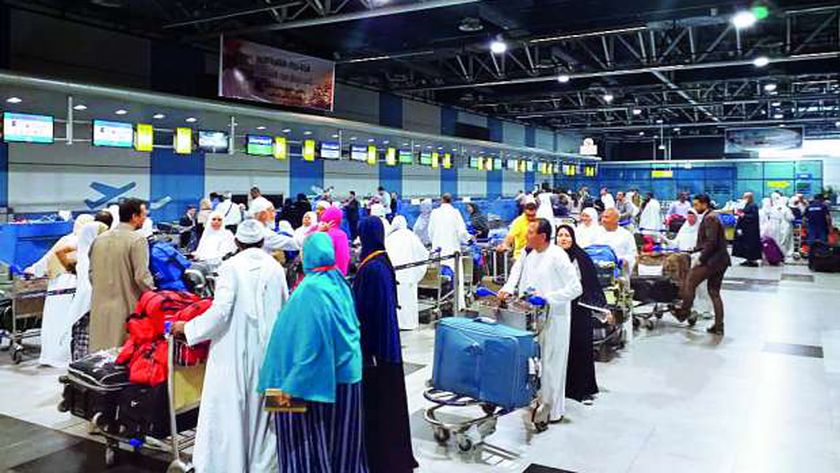 معتمرين مصريين خلال سفرهم لاداء  العمرة  "أرشيفية "