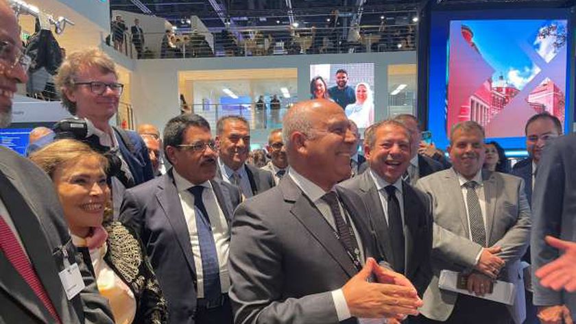 وزير النقل يتفقد أجنحة «إينو ترانس» بألمانيا.. ويشارك في اجتماع قادة السكة الحديدية