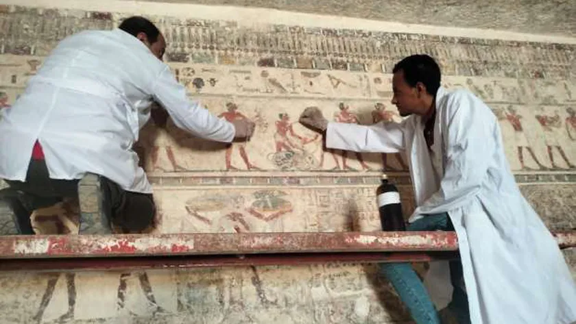 أعمال ترميم المقبرتين