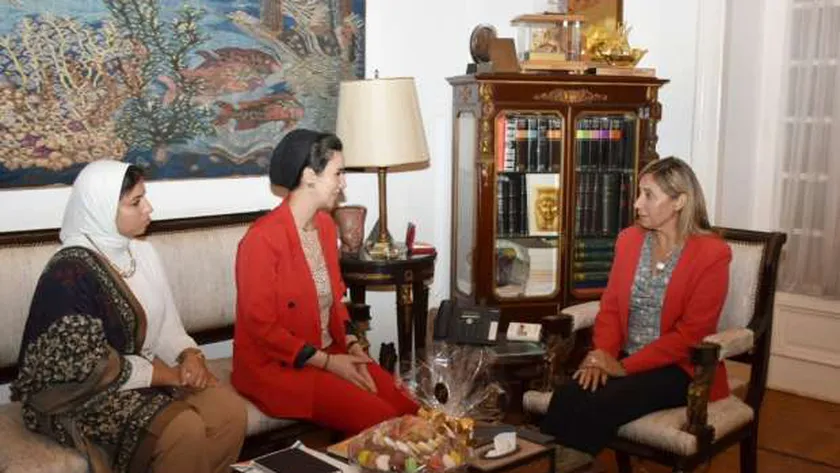 الدكتورة نيفين الكيلاني وزيرة الثقافة تستقبل وفد حياة كريمة