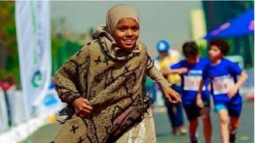 الطفلة مروة بائعة مناديل في سباق عام 2018
