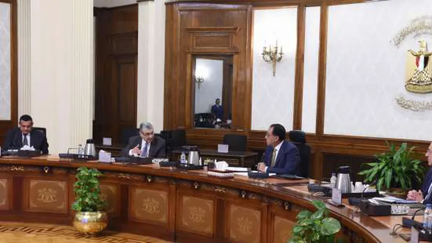 رئيس الوزراء خلال الاجتماع