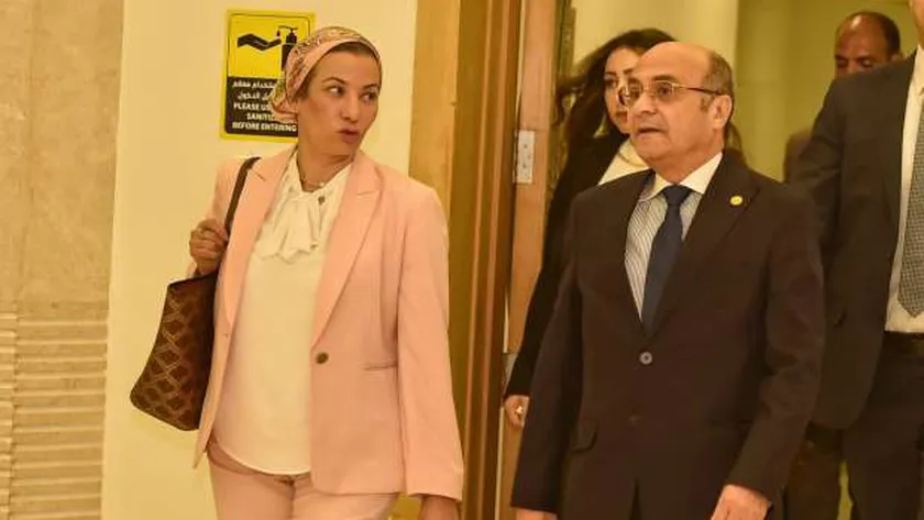 وزير العدل ووزيرة البيئة اثناء المؤتمر