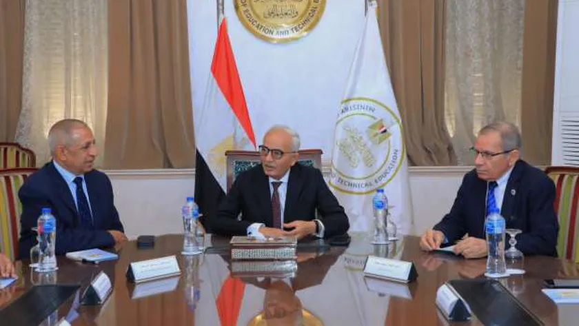 الدكتور رضا حجازي وزير التربية والتعليم والتعليم الفني خلال توقيع البروتوكول