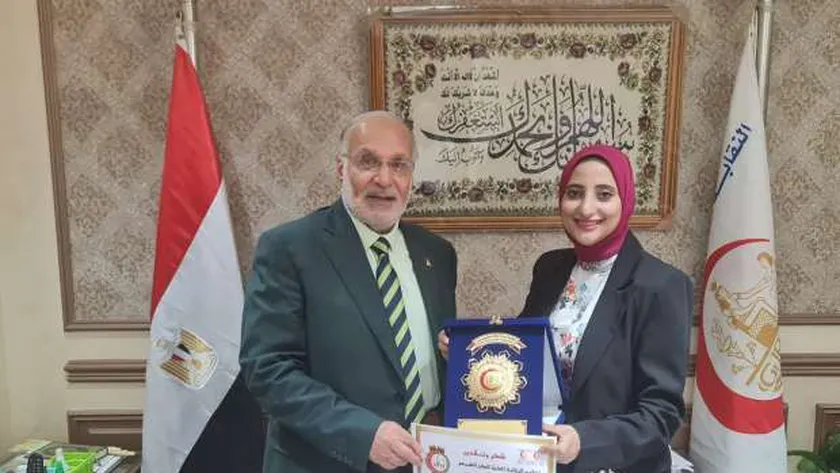 نقيب أطباء العلاج الطبيعى يكرم محررة «الوطن»