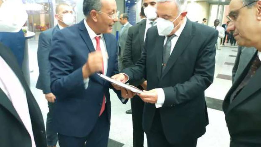 متحف الحضارة يهدي رئيس وفد «الدستورية العليا» كتيبا تذكاريا