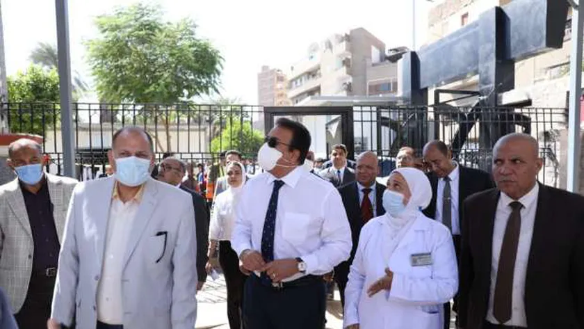 وزير الصحة خلال الجولة