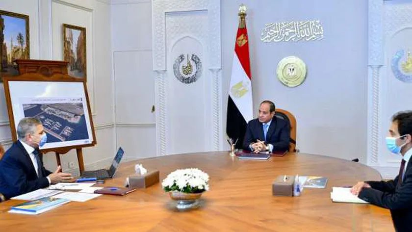 الرئيس السيسي خلال اجتماعة مع رئيس هيئة قناة السويس