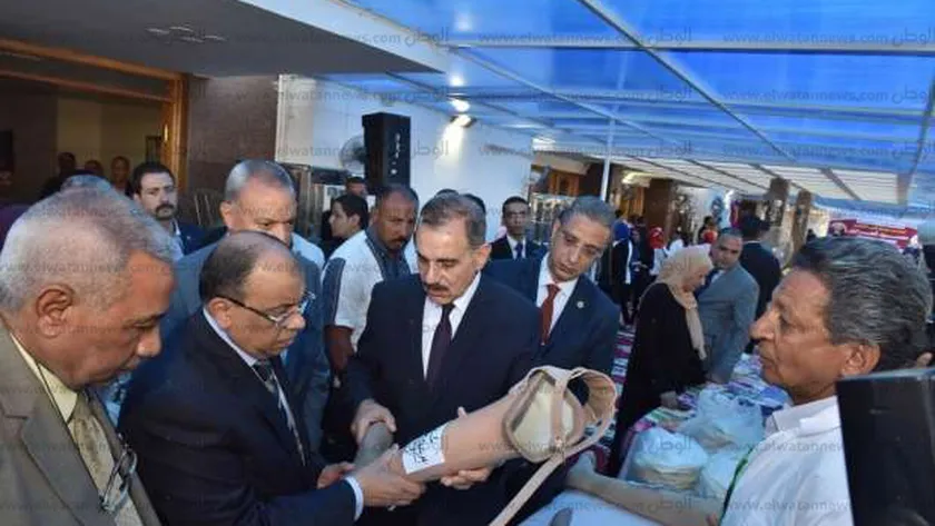 وزير التنمية المحلية يتفقد مصانع الأطراف الصناعية