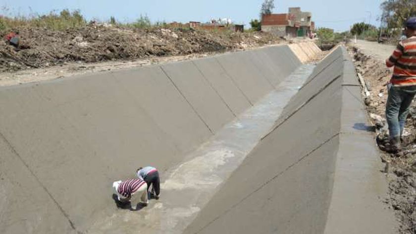 تبطين الترع - أرشيفية