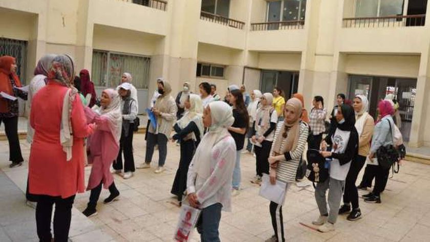 اجراء الكشف الطبى  للطلاب