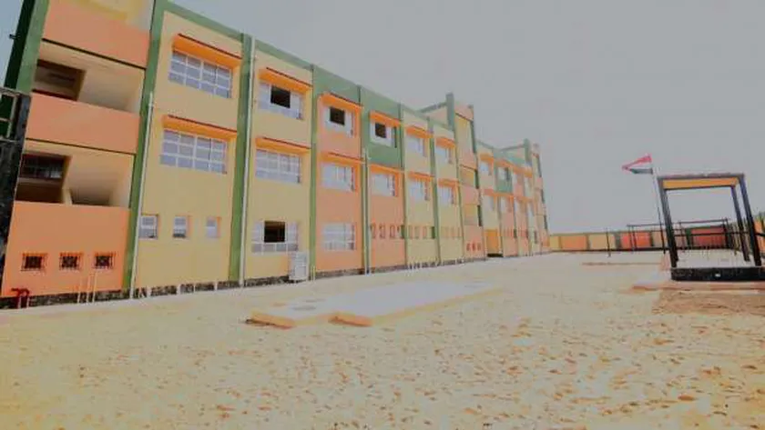 طلاء واجهات المدارس استعداداً للدراسة- تعبيرية