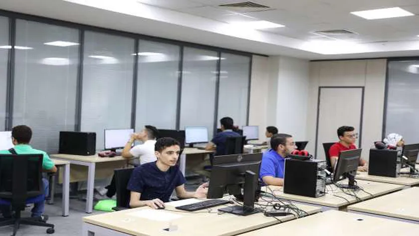 أحد الطلاب بمعامل التنسيق .. أرشيفية