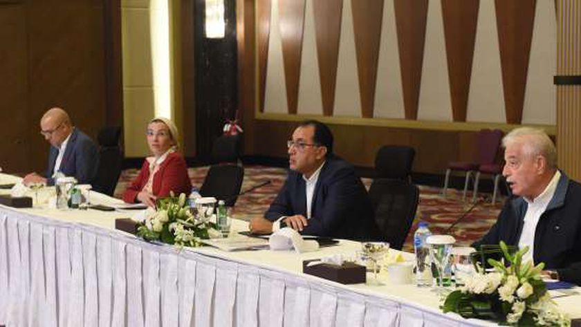 مدبولي يتفقد مشروعات شرم الشيخ قبل COP27.. منها التاكسي الذكي وشبكة الطوارئ