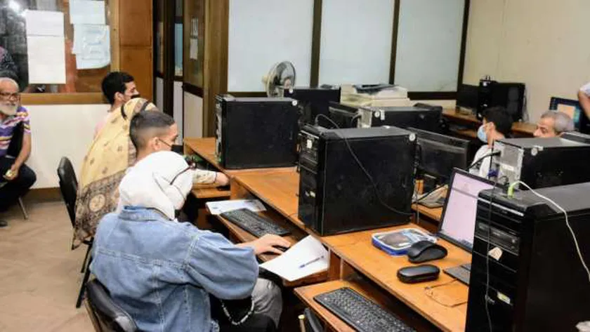 طلاب يحصلون على نتيجة التنسيق- صورة أرشيفية