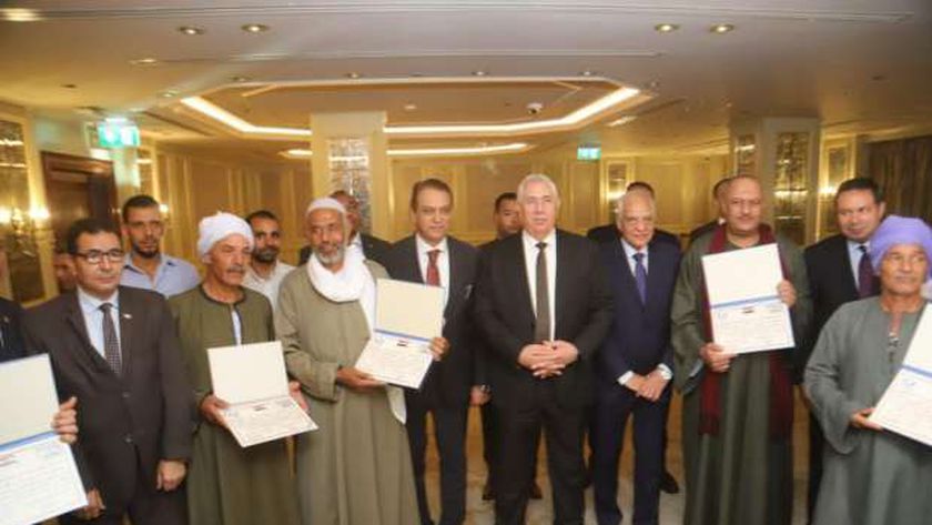 وزير الزراعة يكرم أفضل مزارعي القمح.. حققوا أعلى انتاجية هذا العام