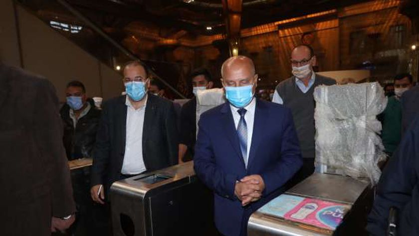 الفريق المهندس كامل الوزير وزير النقل يتابع تشغيل البوابات - صورة أرشيفية