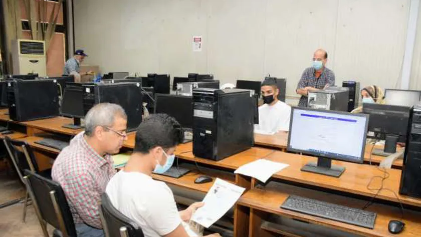 الطلاب يواصلون تسجيل رغباتهم داخل معامل التنسيق - صورة أرشيفية