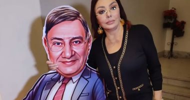 نبيلة عبيد فى صورة تجمعها بمُجسم لمفيد فوزى بمناسبة ذكرى رحيله الأولى نبيلة عبيد فى صورة تجمعها بمُجسم لمفيد فوزى بمناسبة ذكرى رحيله الأولى