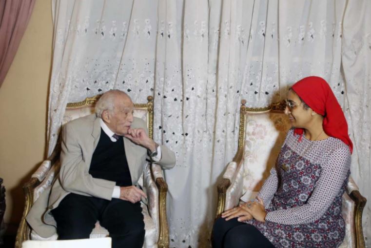 367547687987654645754 محررة الشروق تحاور الفنان رشوان توفيق- تصوير: مجدي إبراهيم